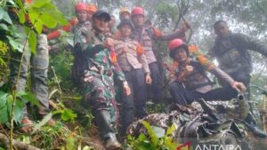 Tim SAR Dirikan Tenda di Puncak Bukit Bulusaraung Evakuasi Pesawat ATR 42-500