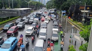 Demo Upah di Jalan Sudirman Sebabkan Kemacetan Parah Arah Senayan