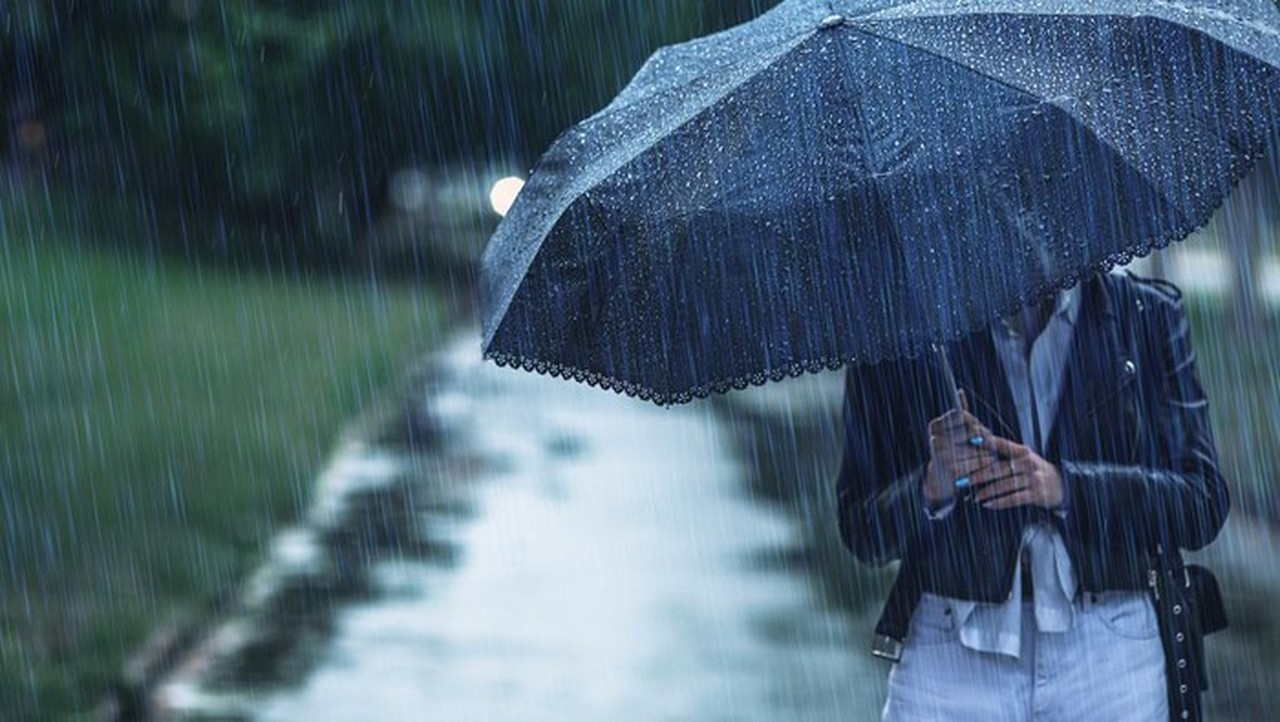 Pekerja Jakarta Siapkan ‘Senjata’ Lengkap Hadapi Hujan Tak Menentu dan Banjir