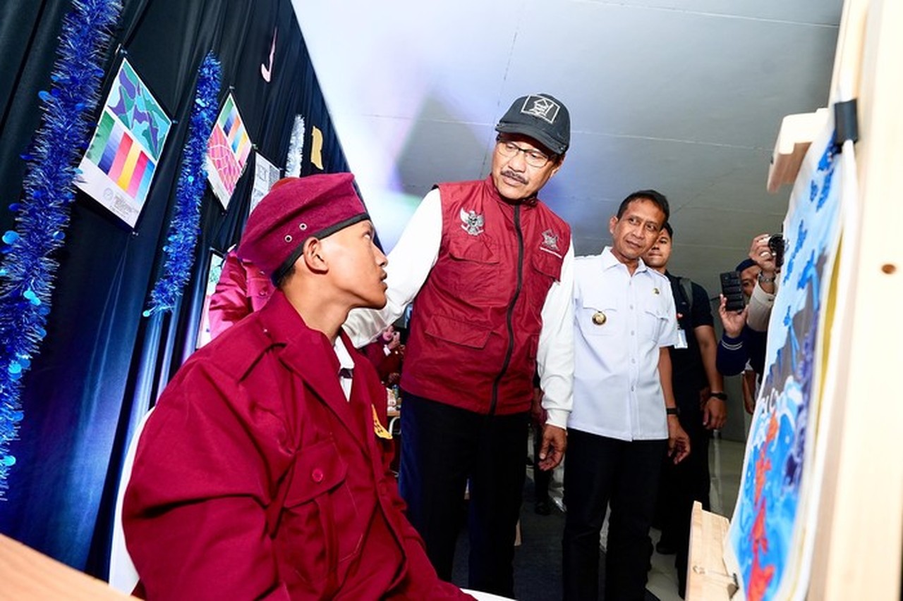 Mensos Gus Ipul Dengarkan Langsung Perubahan Positif Siswa Sekolah Rakyat Bojonegoro