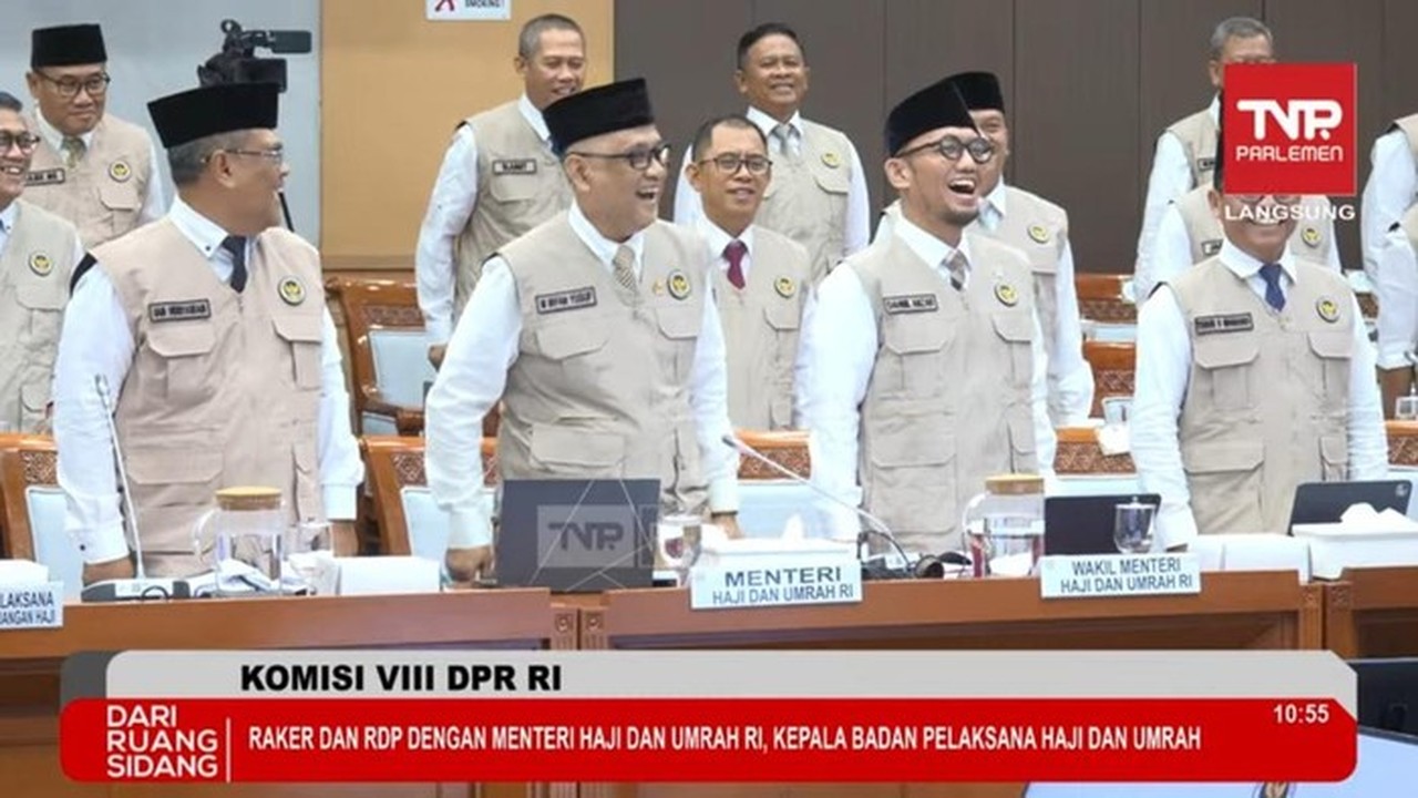 Menteri Haji Kenalkan Seragam Baru Petugas Haji 2026 dalam Rapat Kerja dengan DPR