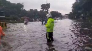 Hujan Deras Guyur Jakarta, Jalan DI Panjaitan Arah Kebon Nanas Tergenang 50 Cm