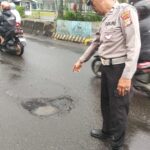 Polisi Selidiki Jalan Berlubang Maut di Ciputat Usai Pemotor Terluka Parah
