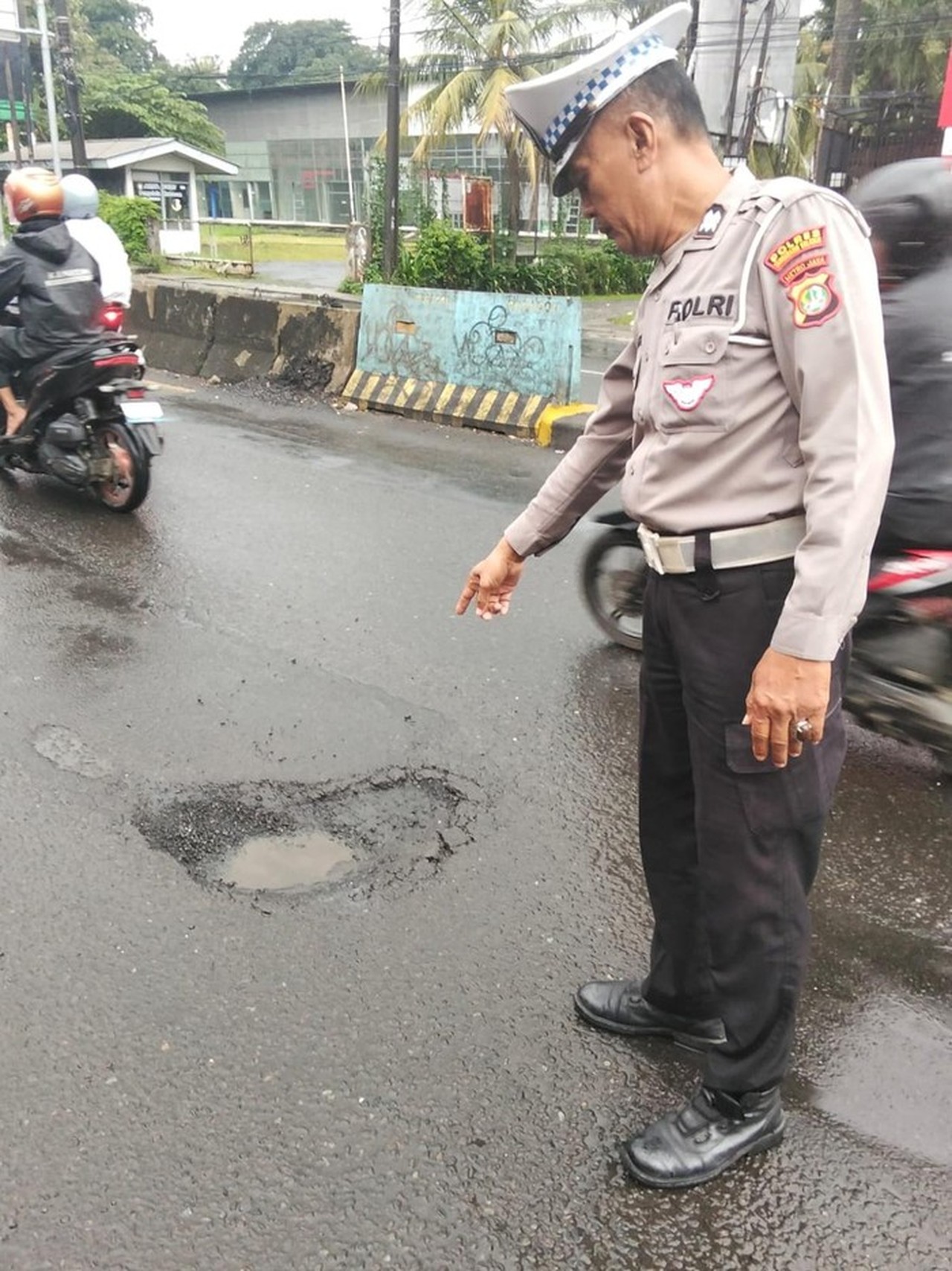 Polisi Selidiki Jalan Berlubang Maut di Ciputat Usai Pemotor Terluka Parah