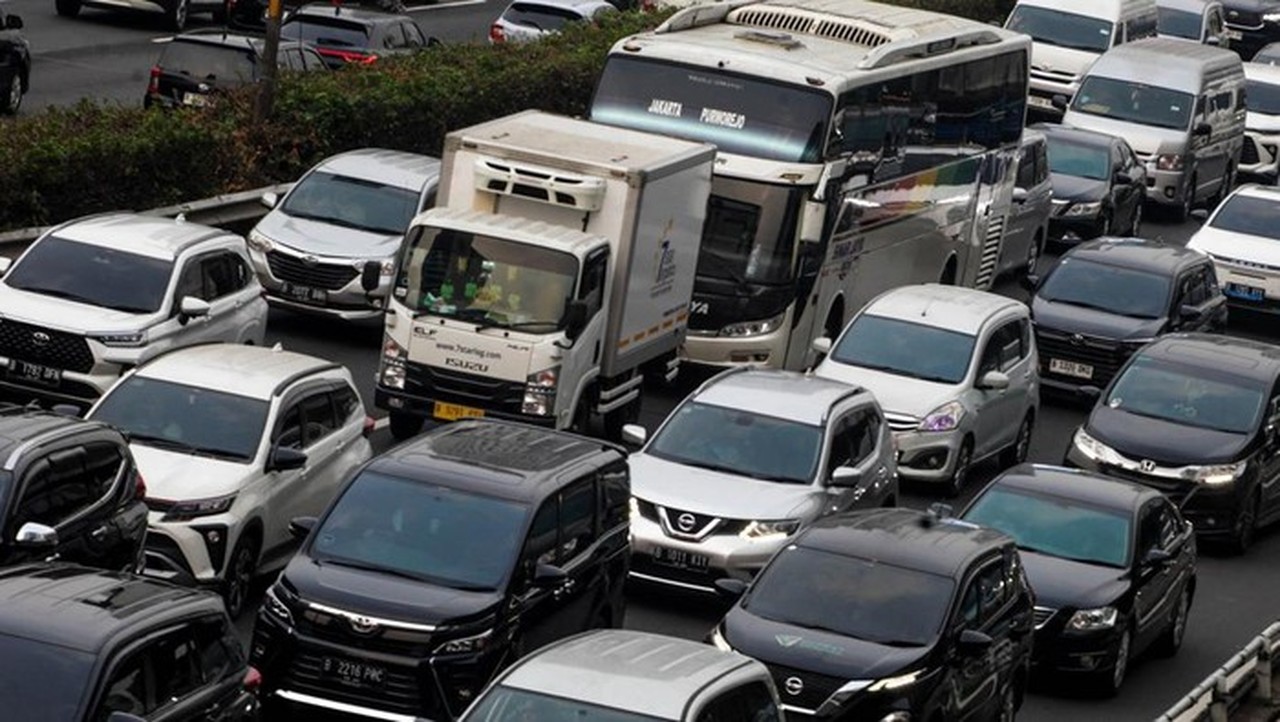 Macet Parah Pagi Ini: Sejumlah Ruas Tol Arah Jakarta Lumpuh Akibat Volume Kendaraan Tinggi