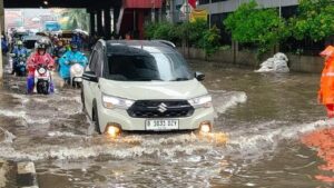 Banjir 10-15 Cm di Depan Pasar Cipulir, Jakarta Selatan, Lalu Lintas Tersendat
