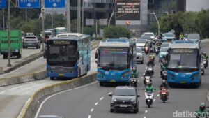 Antrean Panjang Transjakarta di Petukangan Akibat Keterlambatan Bus dan Genangan Air