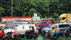 Hujan Deras Guyur Jakarta, Banjir Rendam Jalan DI Panjaitan Jaktim Sebabkan Macet Parah