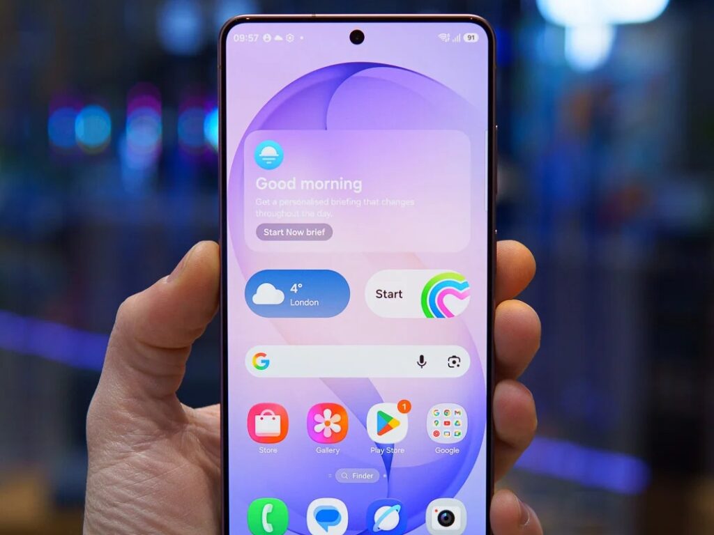 Layar Dynamic AMOLED 2X berukuran 6.9 inci dengan resolusi 3120 x 1440 piksel dan refresh rate 120Hz pada Samsung Galaxy S26 Ultra. Foto: Phone Arena