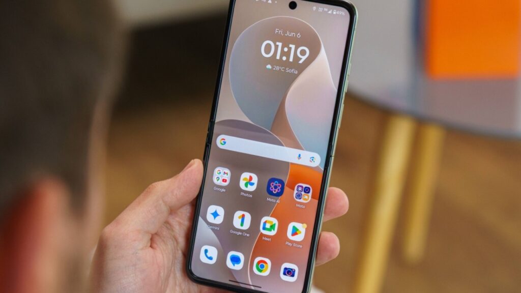 Layar Motorola Razr 60 memakai panel LTPO berukuran 6,96 inci dengan resolusi FHD+ dan refresh rate adaptif hingga 120Hz. Foto: GSMArena