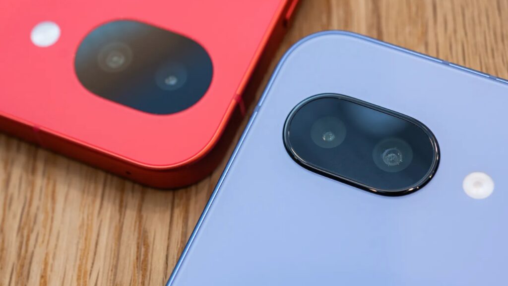 ​Tampilan belakang Pixel 10a yang sepenuhnya datar (kiri) dibandingkan dengan Pixel 9a (kanan). Foto: Wired