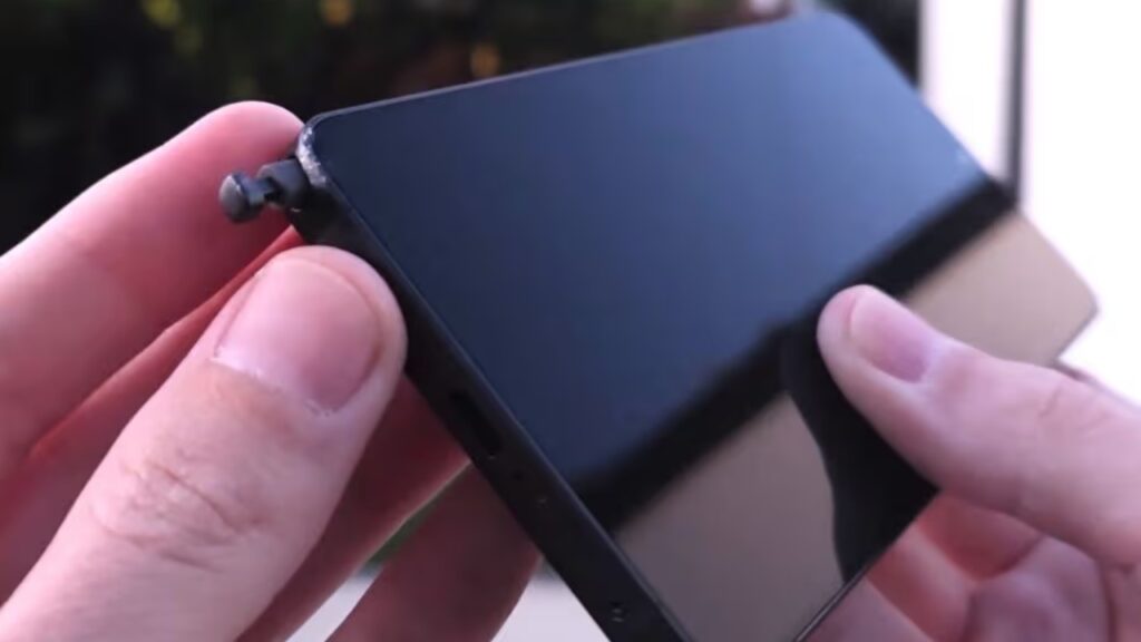 Bingkai aluminium pada Galaxy S26 Ultra cenderung menunjukkan goresan dan penyok. Foto: Youtube/PBK Reviews