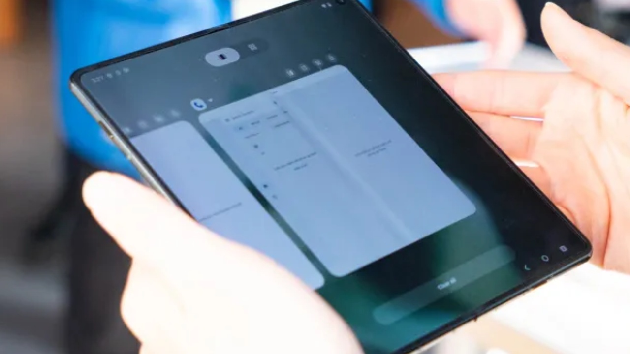 Bocoran Motorola Razr Fold Terbaru, Hadir dengan Layar 8.1 Inci dan Tiga Kamera 50MP Bocoran Motorola Razr Fold Terbaru, Hadir dengan Layar 8.1 Inci dan Tiga Kamera 50MP