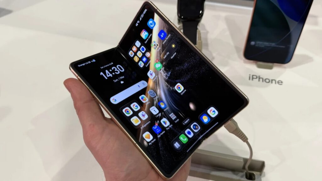 Honor Magic V6 dengan bentang layar seluas 7.95-inchi yang menawan. Foto: Mashable