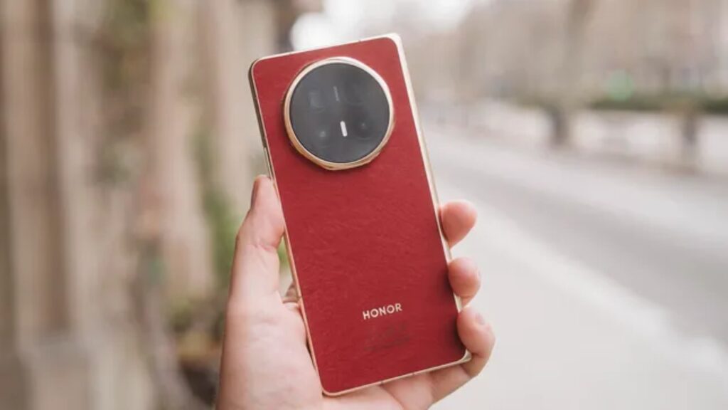 Honor Magic V6 dibekali dengan baterai silikon-karbon berkapasitas 6.600 mAh. Foto: CNET