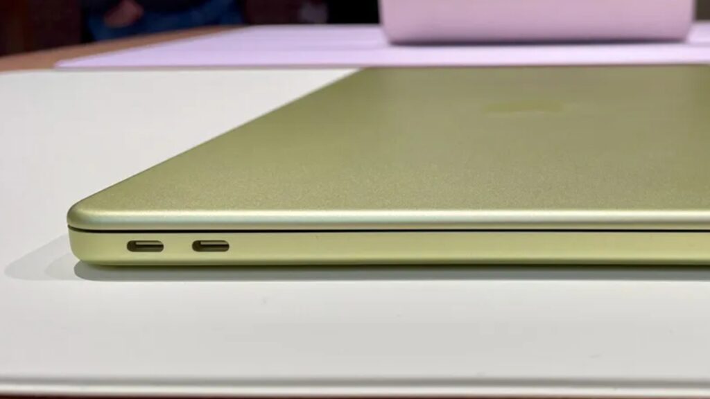 Kedua port USB-C di Macbook Neo memiliki kecepatan yang berbeda. Foto: CNET