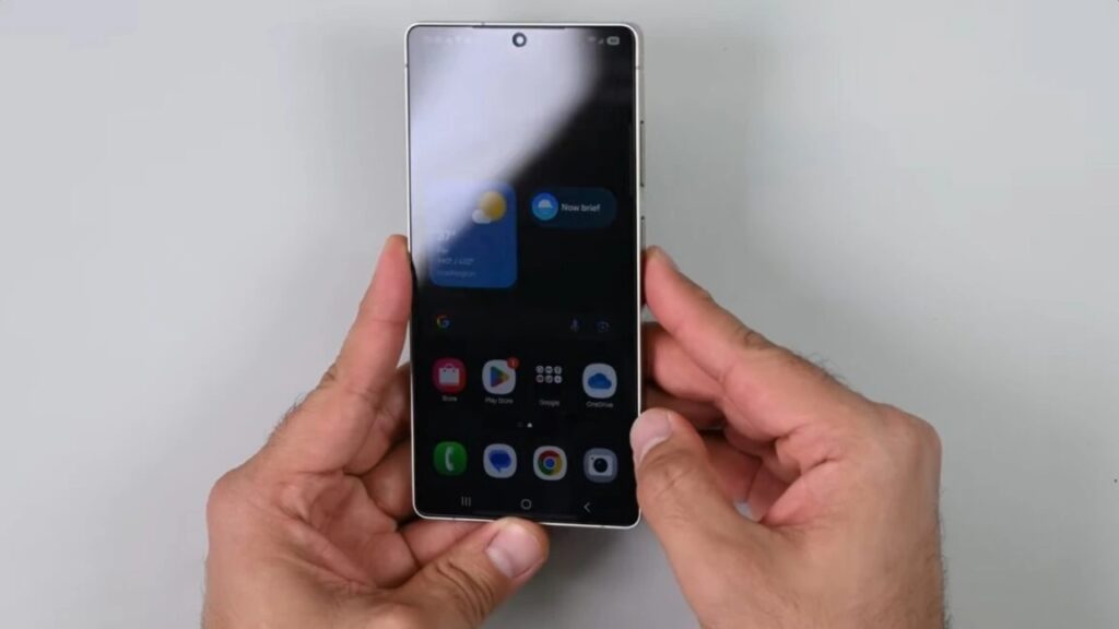 Layar Galaxy S26 Ultra dilaporkan rumit untuk diperbaiki. Foto: Android Headlines