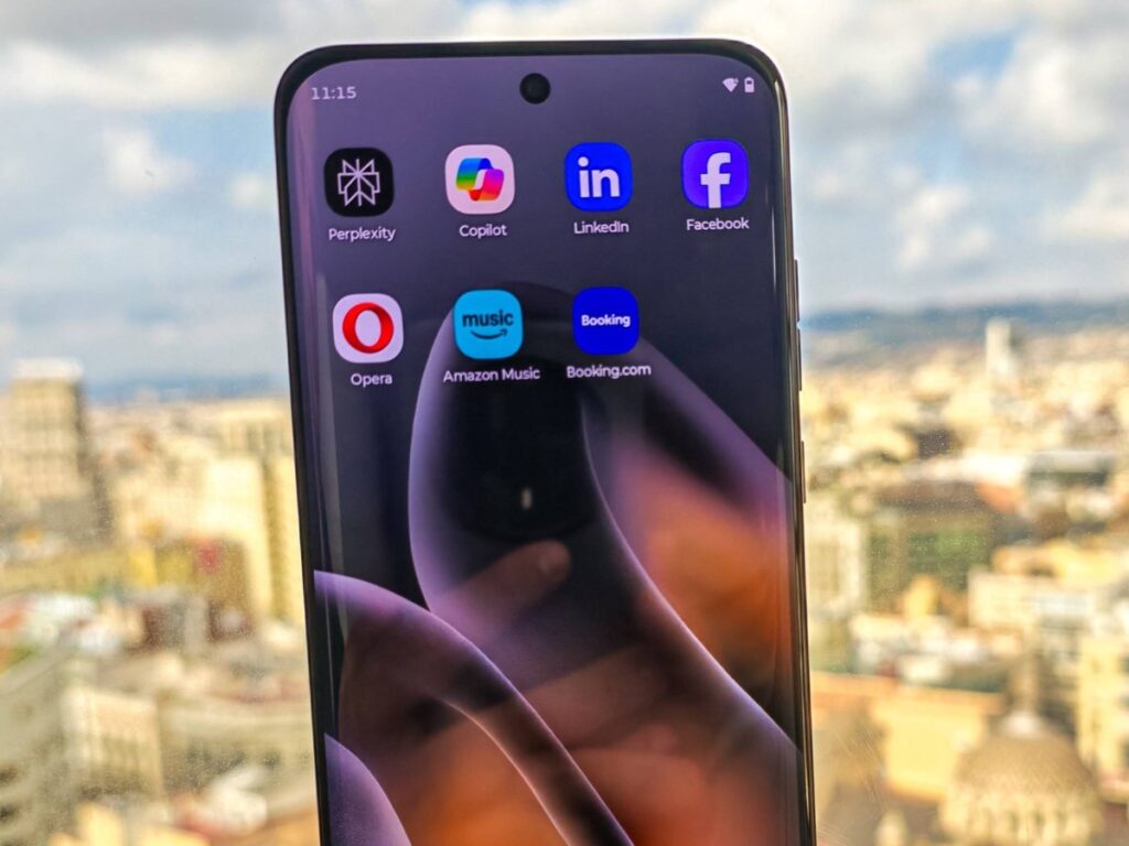 Layar Motorola Edge 70 Fusion dengan layar OLED  6.78”. Foto: GSMArena