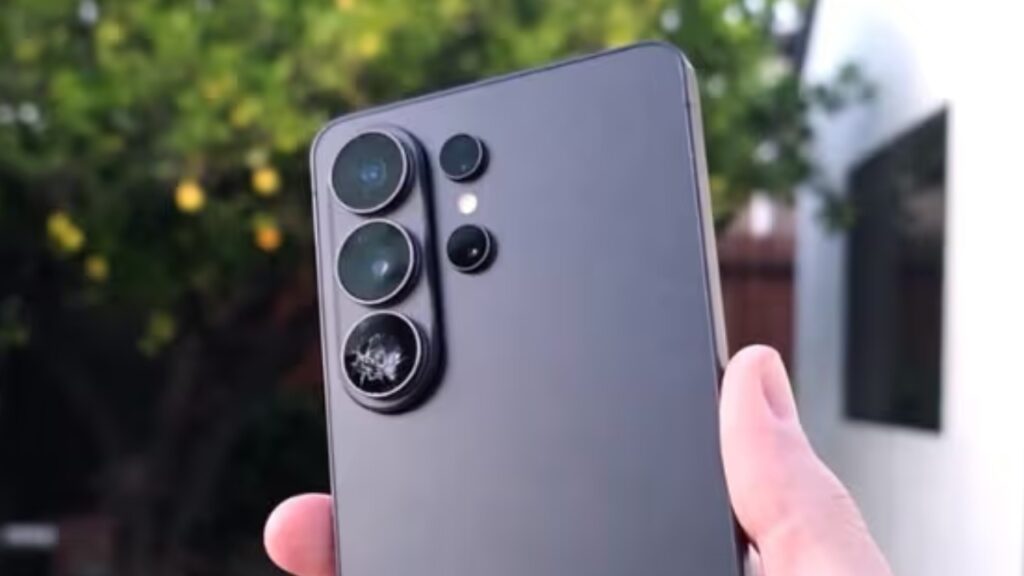 Modul kamera Galaxy S26 Ultra mengalami keretakan setelah drop test. Foto: Youtube/PBK Reviews