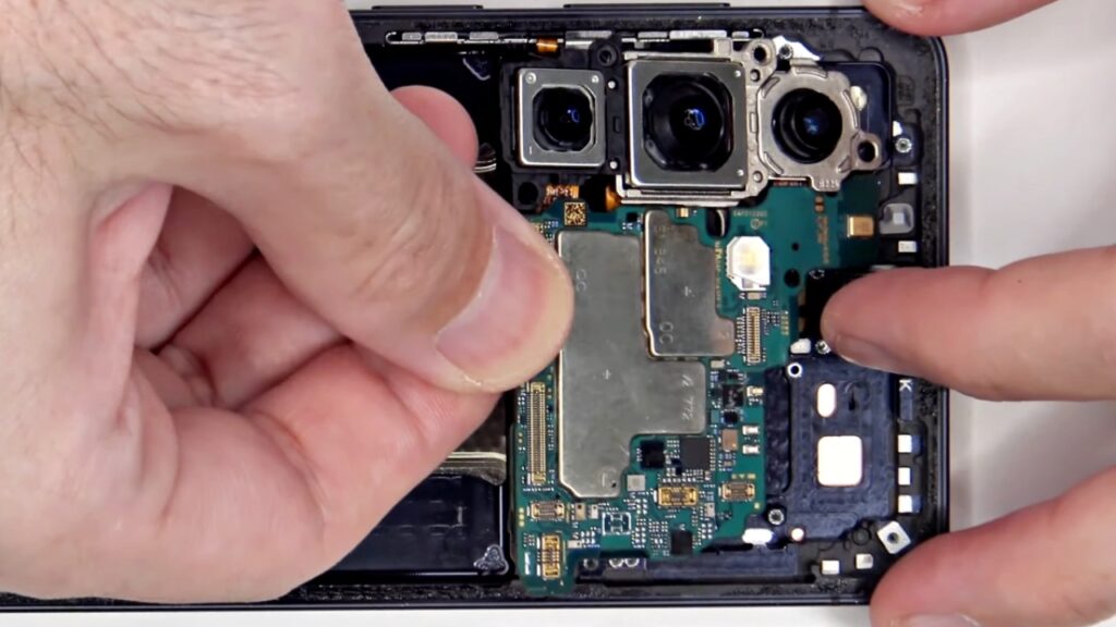 Tampak bagian dalam dari Samsung Galaxy S26 Ultra. Foto: Youtube/PBKreviews