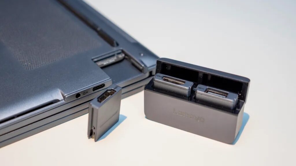 ThinkBook Modular AI PC memiliki port modular yang dapat diganti. Foto: CNET