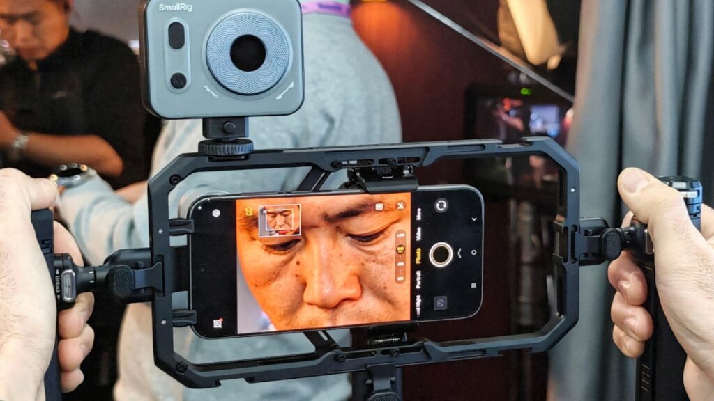 Vivo X300 Ultra dengan pro-grade camera cage bekerjasama dengan SmallRig. Foto: Engadget