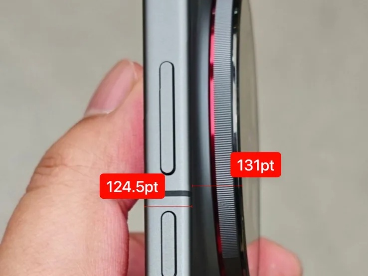 Ketebalan modul kamera Vivo X300 Ultra yang lebih tebal dibanding dengan ponselnya. Foto: X/@Cartidise